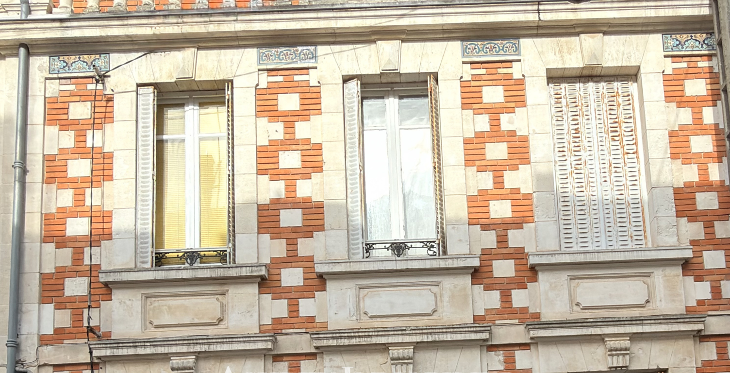 À VENDRE - MAISON DE CARACTÈRE À RAFRAICHIR - LA ROCHELLE - — photo 1