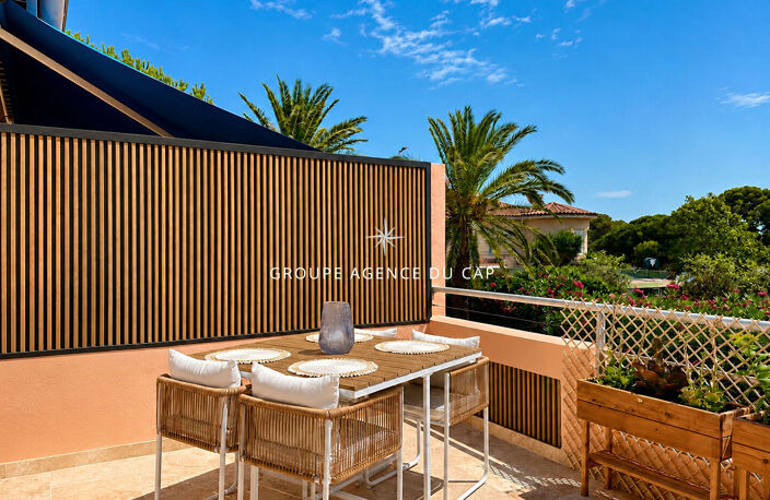 MAZET 2 CHAMBRES TERRASSE APERCU MER  CENTRE ET PLAGE A PIED DES ISSAMBRES — photo 2