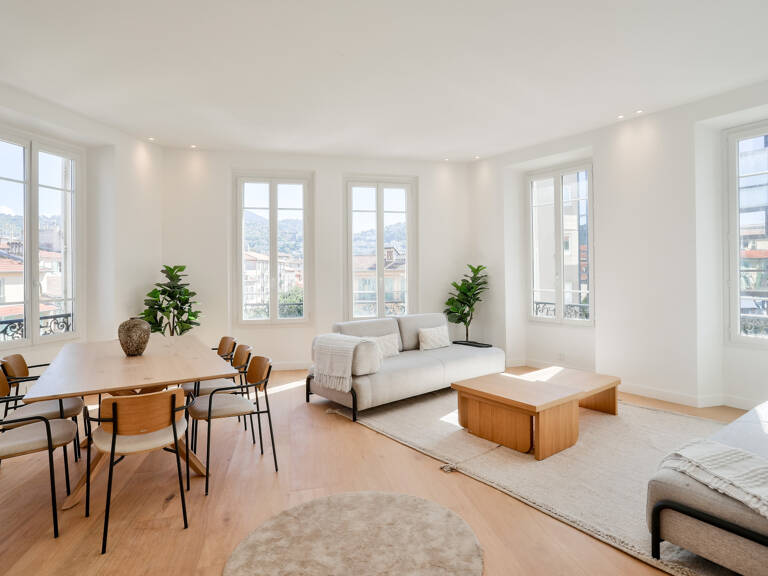 Nice - Le Port - Grand 5 pièces de 136 m² en étage élevé et entièrement rénové — photo 1