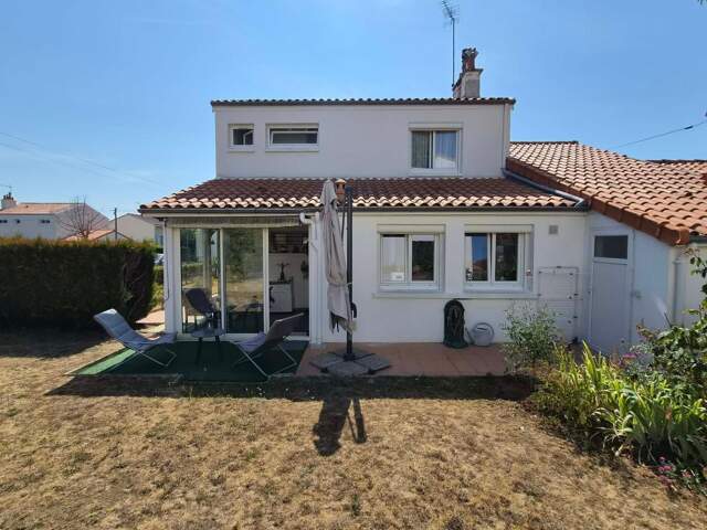 Cette demeure entretenue de fond en comble avec soin, dans laquelle il n'y a plus qu'à poser ses valises. Rare, Zéro travaux à prévoir !!! Un quartier prisé, à proximité de toutes commodités. — photo du bien