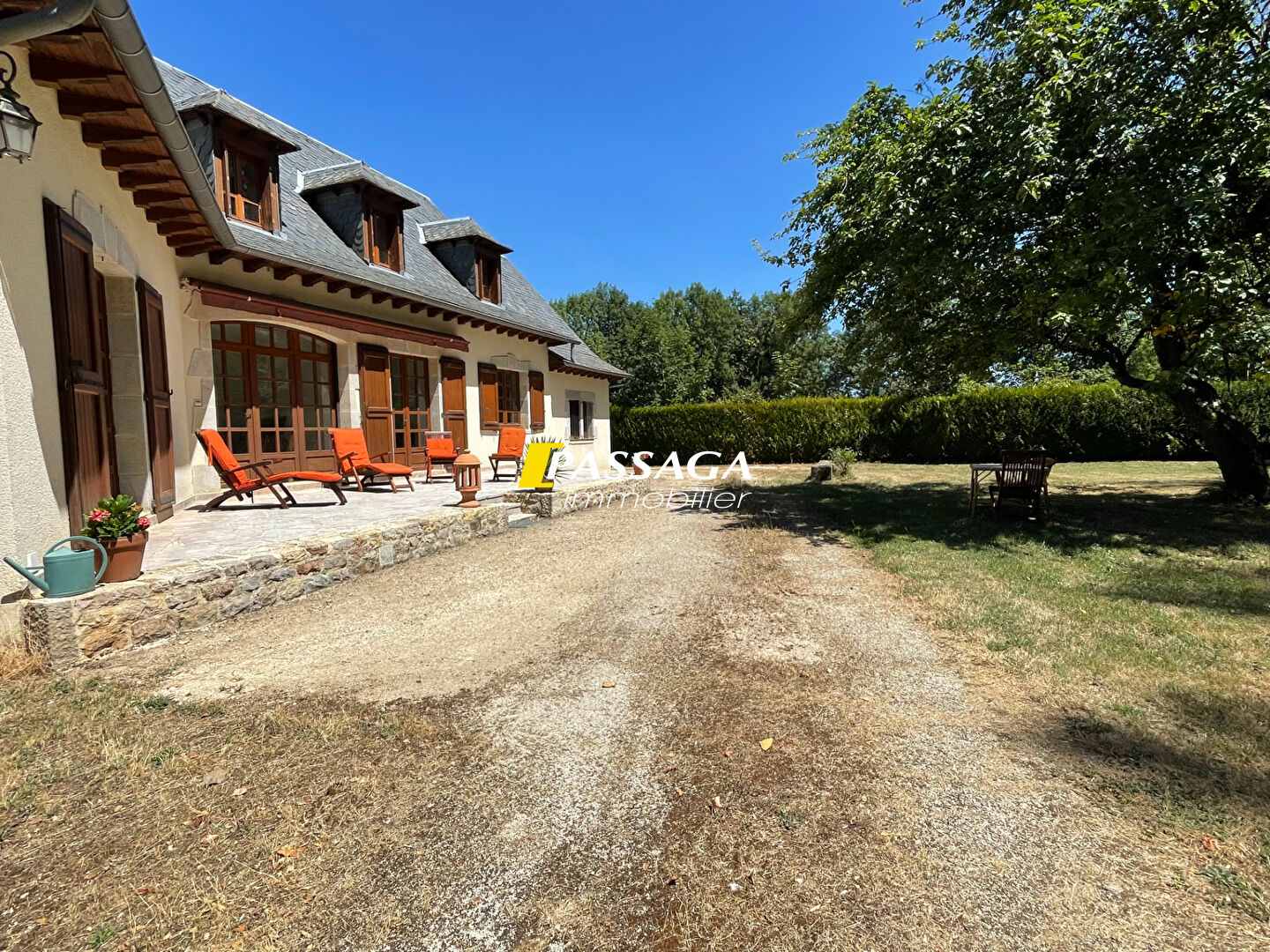 Villa / Maison  T9 à vendre Laissac-Sévérac-l'église 12310