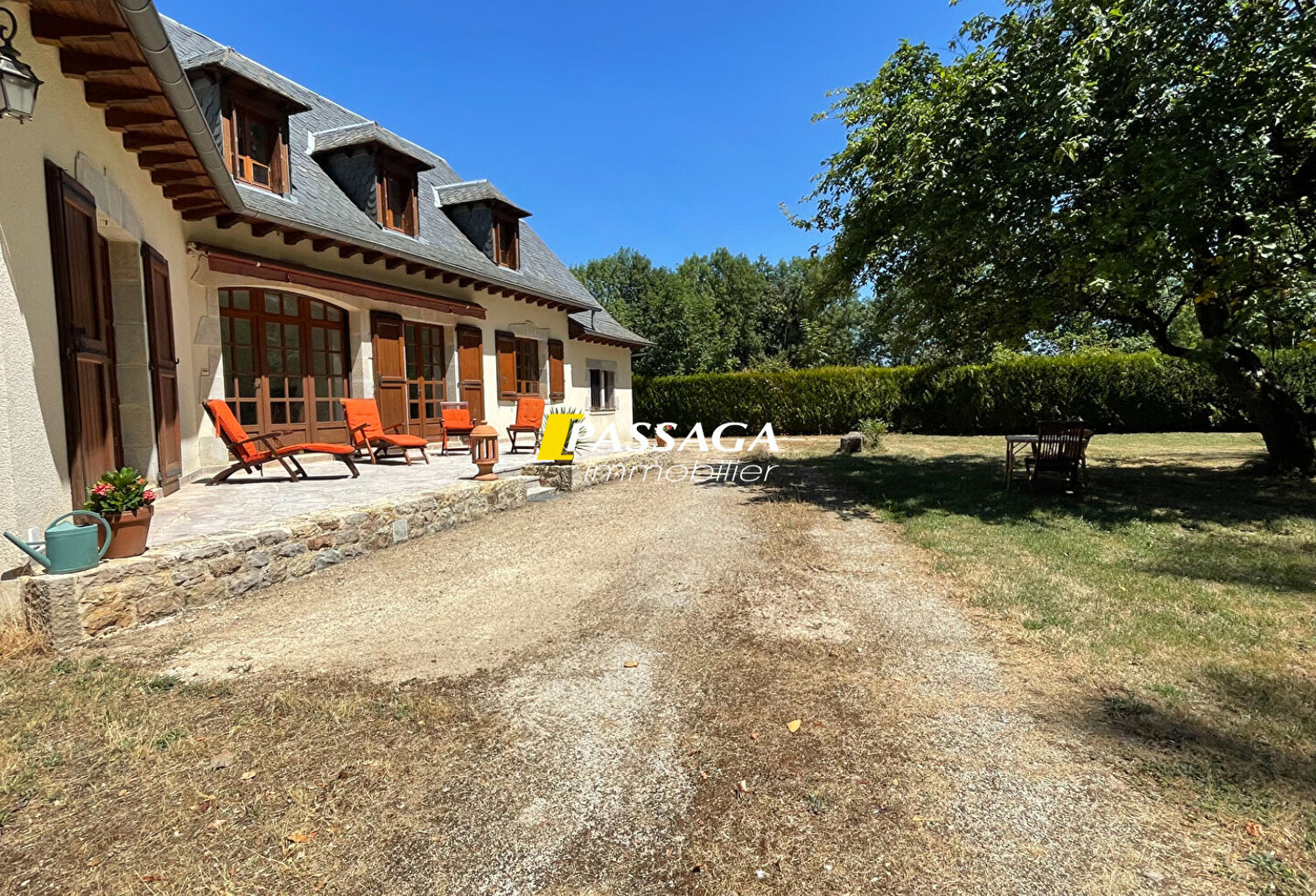 A VENDRE - Maison d'habitation avec parc arboré et piscine - LAISSAC — photo 1