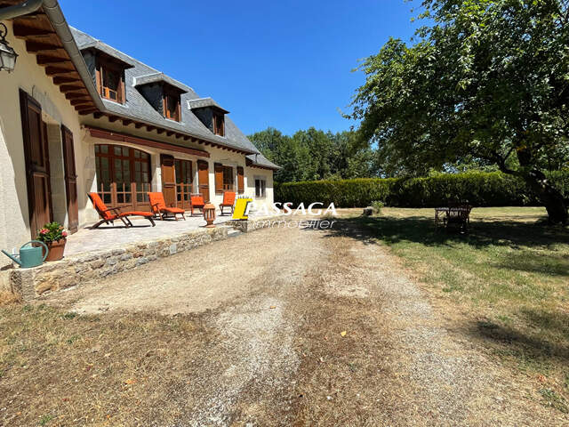 A VENDRE - Maison d'habitation avec parc arboré et piscine - LAISSAC — photo du bien