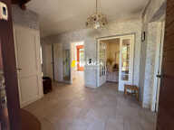 A VENDRE - Maison d'habitation avec parc arboré et piscine - LAISSAC — photo 4