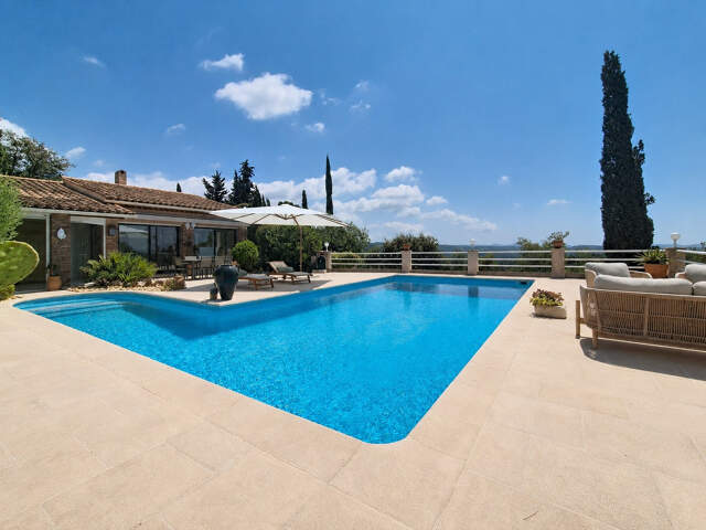 VENTE - FREJUS - Villa 116.50m2 avec appartement 2 pièces indépendant - piscine et magnifique vue dégagée - ga — photo du bien