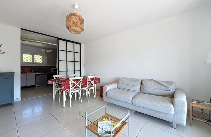 VENTE - SAINT-RAPHAËL - Superbe appartement T3 avec place de parking à quelques minutes à pied du centre-ville — photo 4