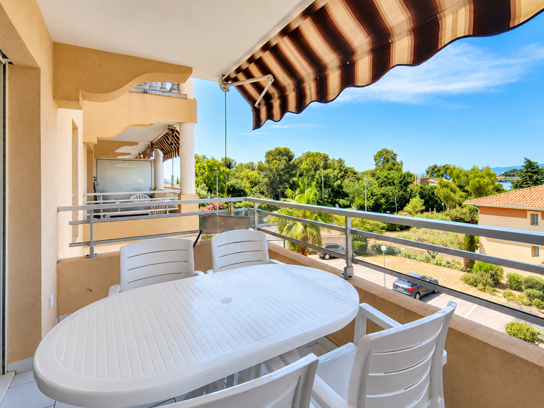 VENTE EN EXCLUSIVITE - SAINT-RAPHAËL - BOULOURIS - GRAND STUDIO CABINE AVEC PLACE DE PARKING PRIVATIVE FACE ME — photo 1