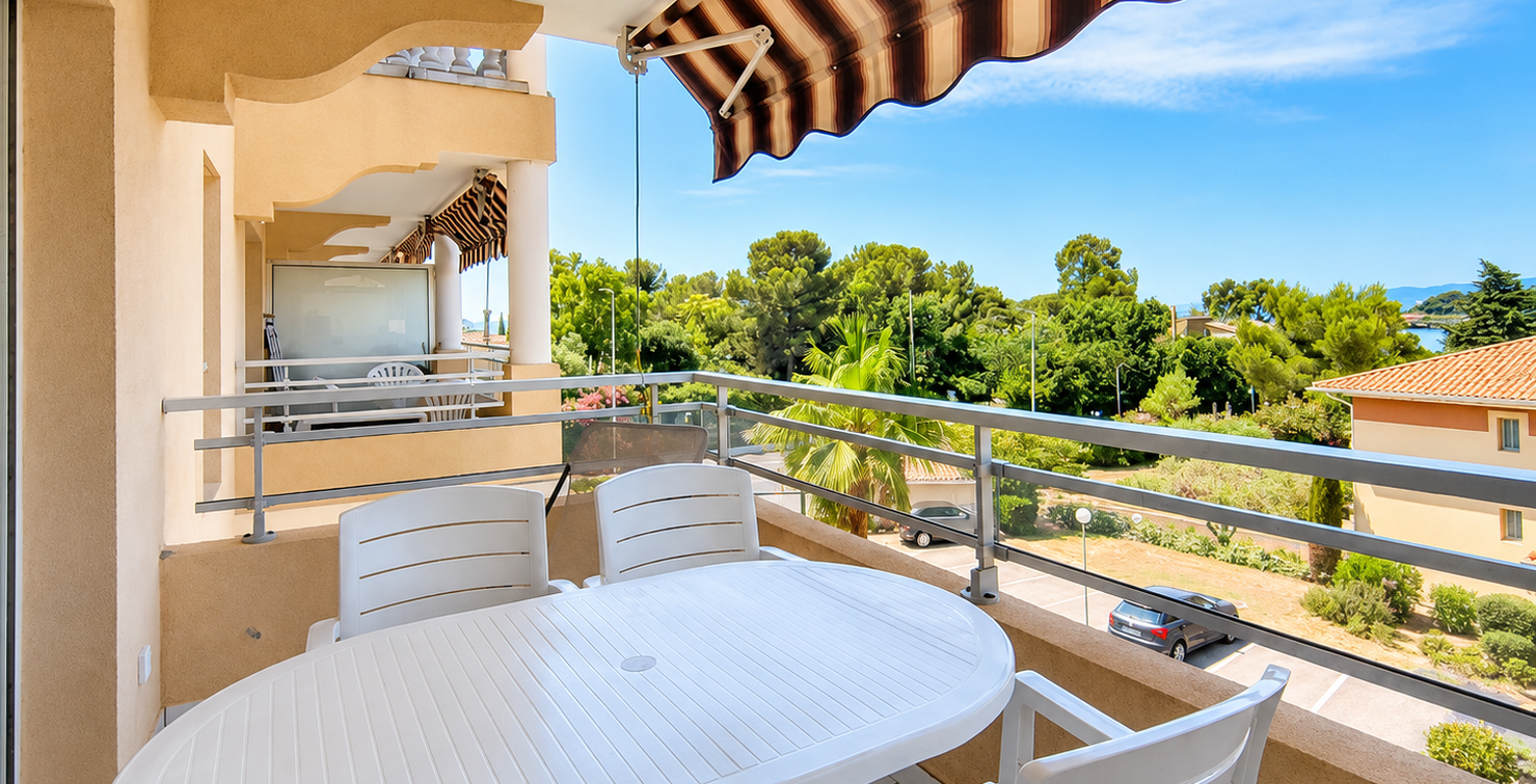 VENTE EN EXCLUSIVITE - SAINT-RAPHAËL - BOULOURIS - GRAND STUDIO CABINE AVEC PLACE DE PARKING PRIVATIVE FACE ME — photo 1
