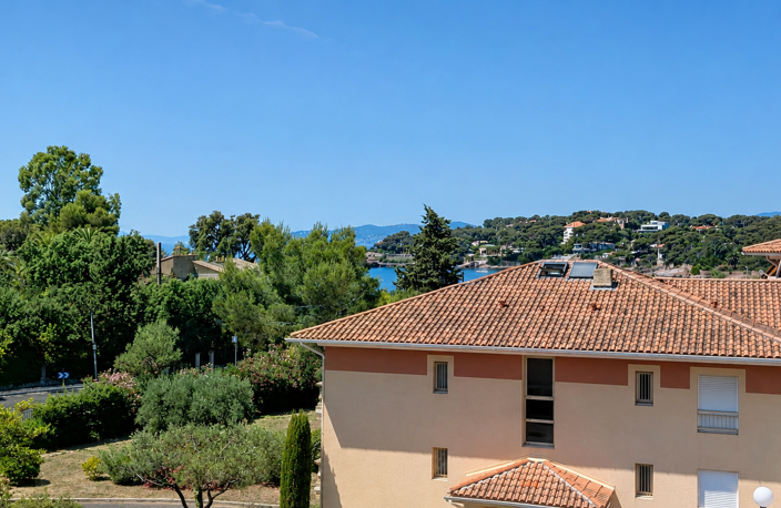 VENTE EN EXCLUSIVITE - SAINT-RAPHAËL - BOULOURIS - GRAND STUDIO CABINE AVEC PLACE DE PARKING PRIVATIVE FACE ME — photo 3