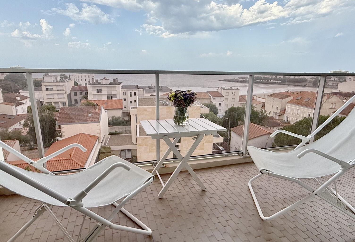 PLAGE DE PONTAILLAC APPARTEMENT TYPE 3 VUE MER AVEC TERRASSE — photo 1
