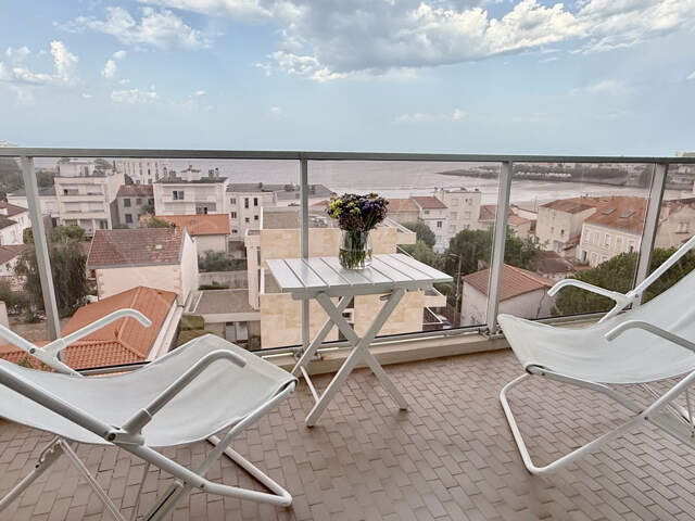 PLAGE DE PONTAILLAC APPARTEMENT TYPE 3 VUE MER AVEC TERRASSE — photo du bien