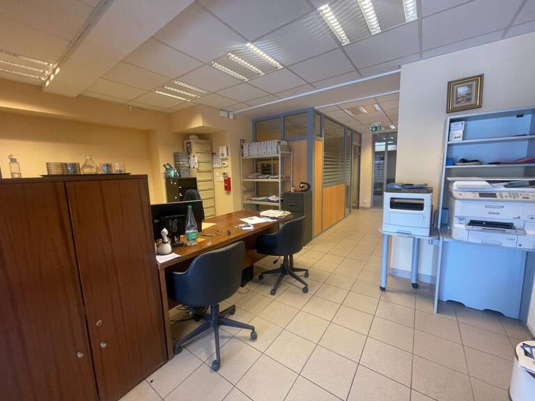 Rodez  Local professionnel / Bureaux de 120 m² — photo 1