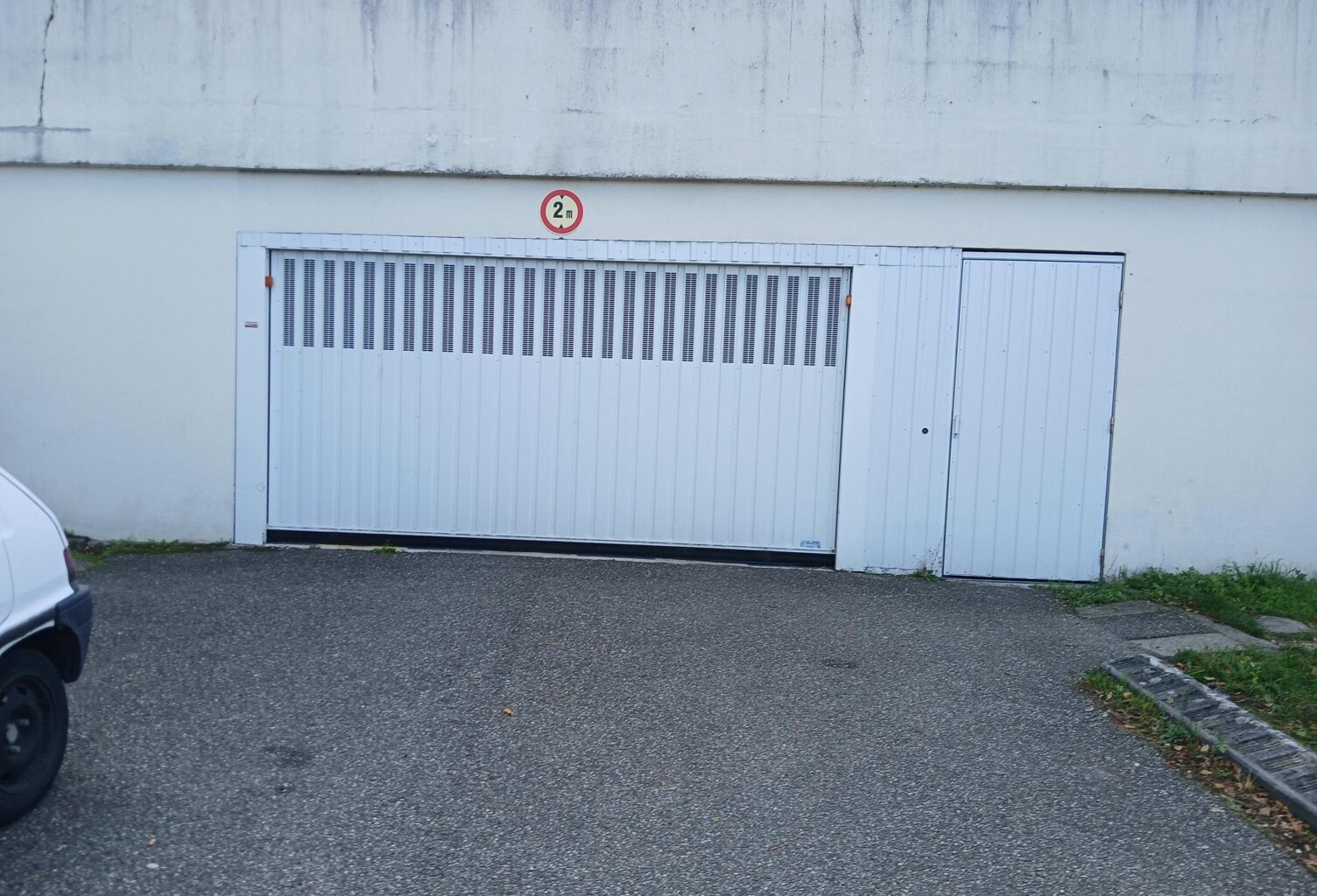 GARAGE FERME AUX PORTES DU PARC BOURRAN — photo 1