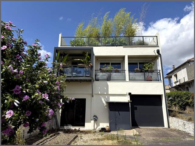 Maison avec plusieurs garages, proche gare, parfaitement rénovée — photo du bien