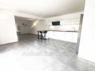 P3 rez-de-jardin en angle avec entrée indépendante.<BR>Garage att — photo 2