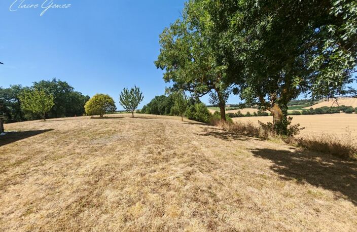 Terrain constructible de 2 700 m² avec vue dominante – À 3 min de Cologne (32) — photo 4