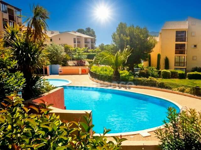 APPARTEMENT T2 + PARKING + PISCINE à vendre SIX-FOURS-LES-PLAGES (83) — photo du bien