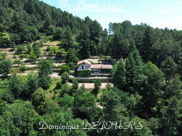 Nichée au cœur de la nature, sans vis-à-vis et avec une vue remarquable, grande maison de 7 (voir 8) chambres et de belles terrasses, offre un cadre de vie paisible et ressourçant — photo du bien