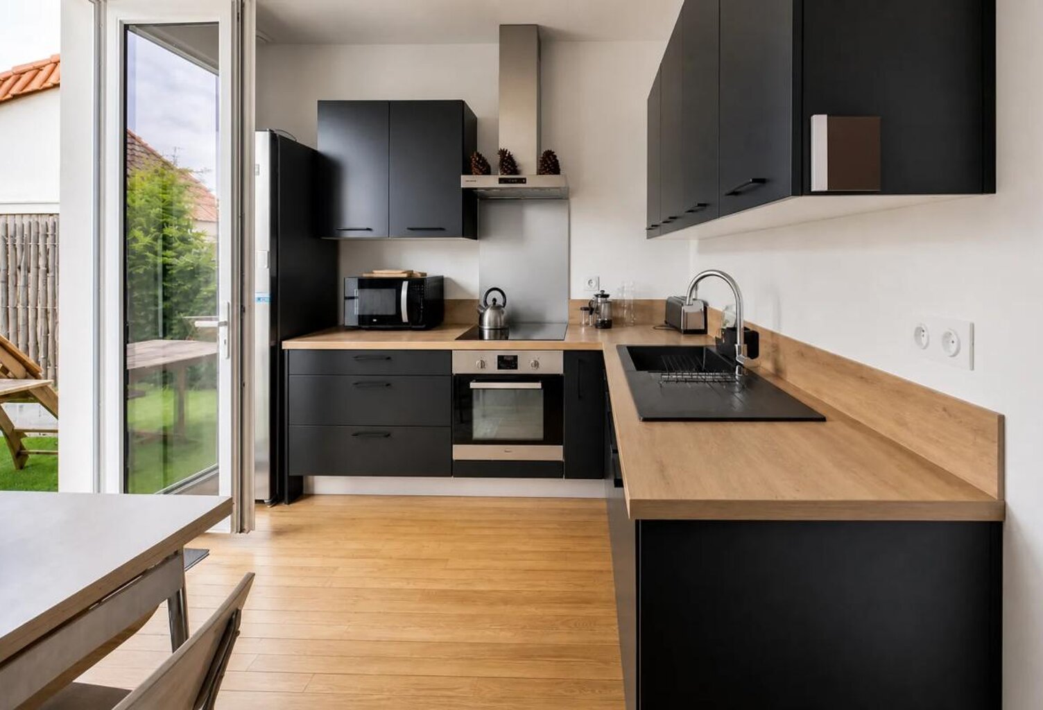 Immeuble de rapport: 3 lots loués: T5, T2, Studio avec 3 garages — photo 1
