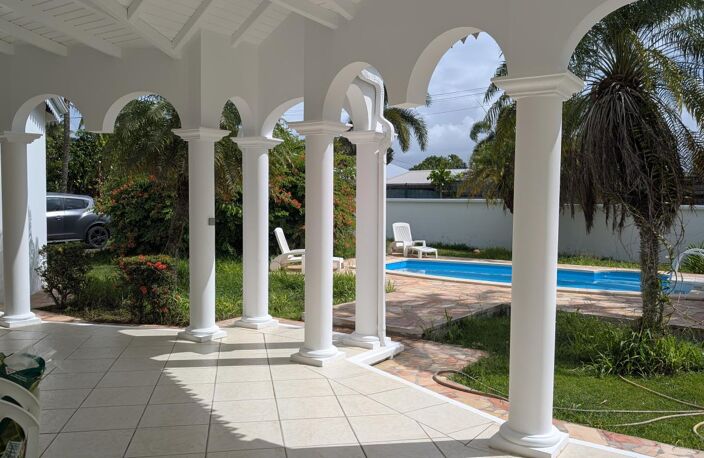 Villa F5 MEUBLEE avec piscine et garage, quartier paisible à 2 pas de toutes commodités — photo 2