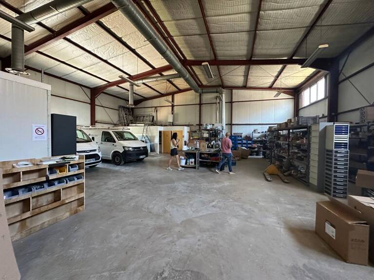 Bien Commercial À Louer 470M2 + PARKINGS — photo 1