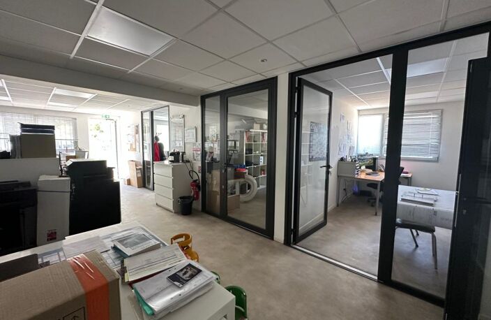 Bien Commercial À Louer 470M2 + PARKINGS — photo 2