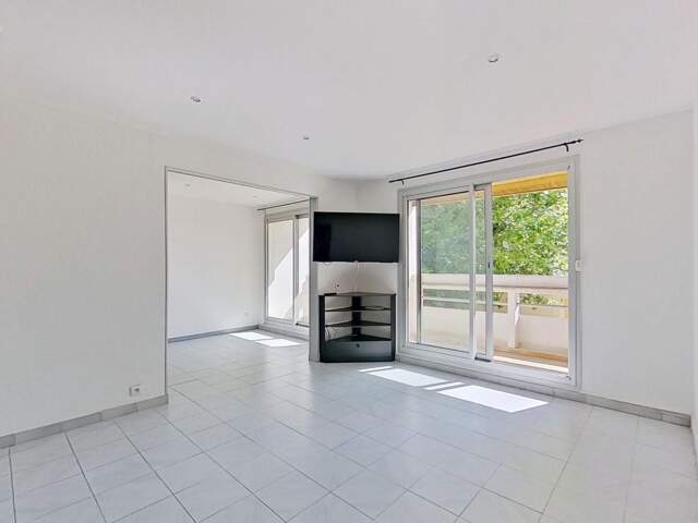 Appartement À Vendre Grand T3 Décines — photo du bien