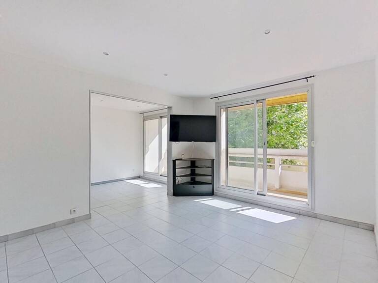 Appartement À Vendre Grand T3 Décines — photo 1