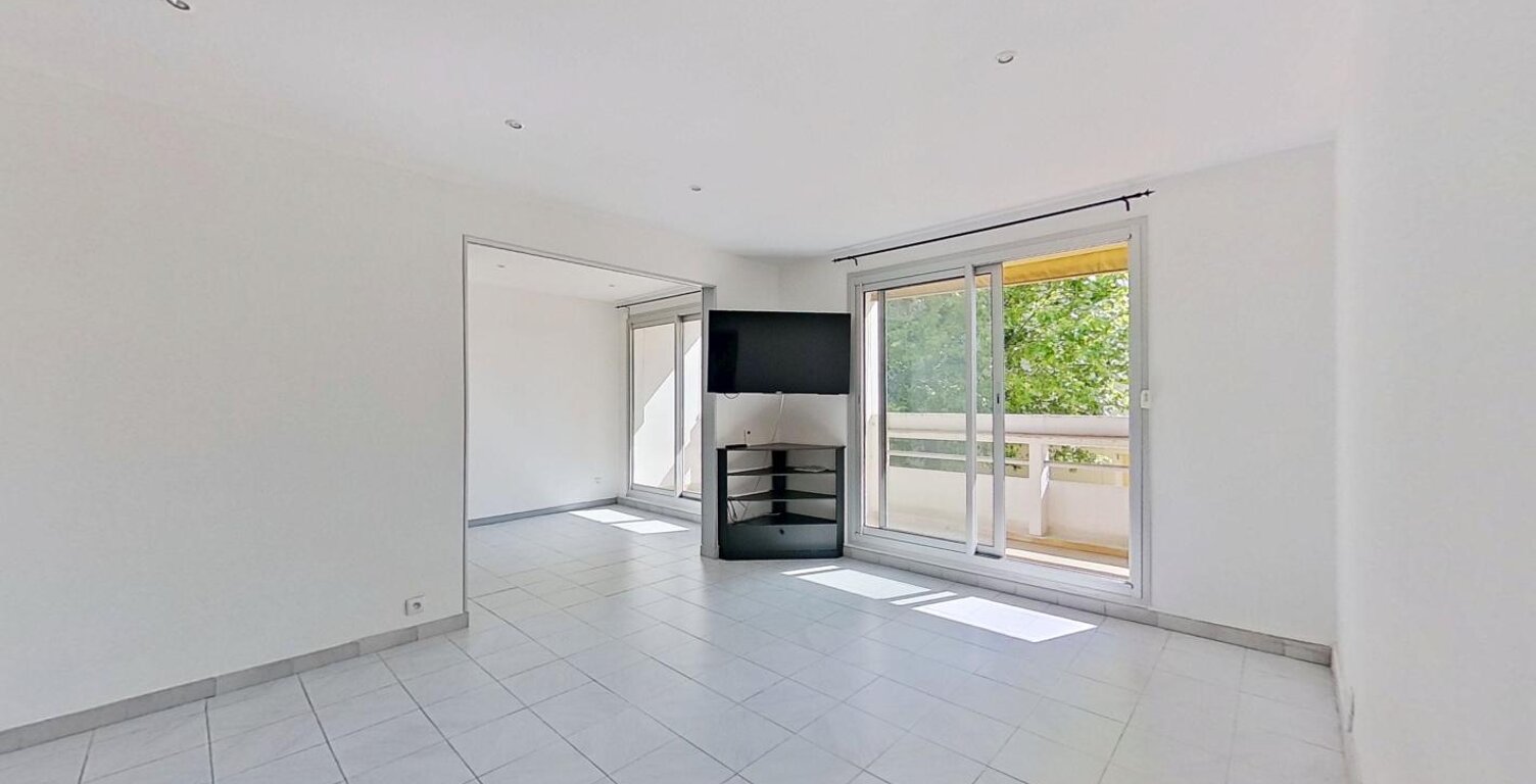 Appartement À Vendre Grand T3 Décines — photo 1