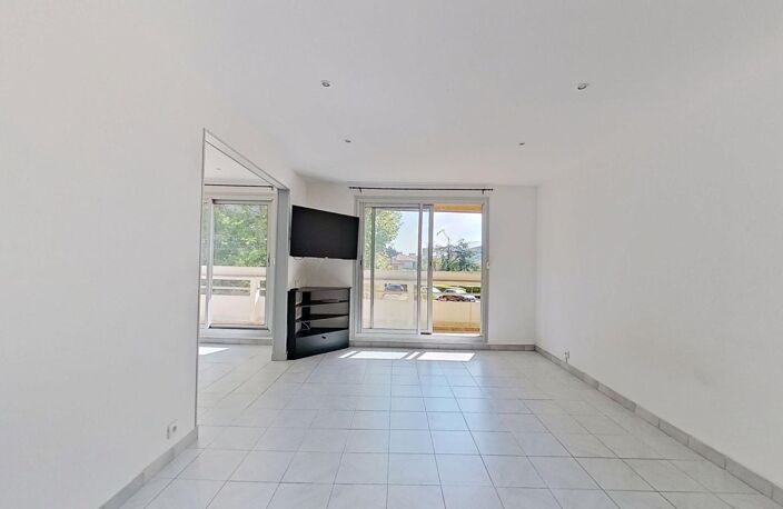Appartement À Vendre Grand T3 Décines — photo 2