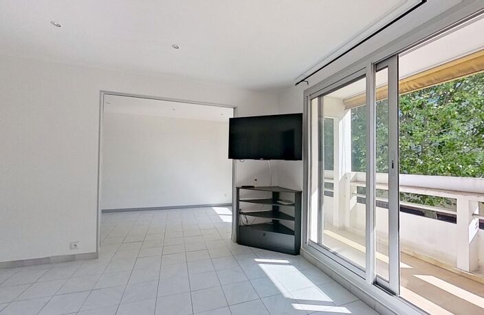 Appartement À Vendre Grand T3 Décines — photo 3