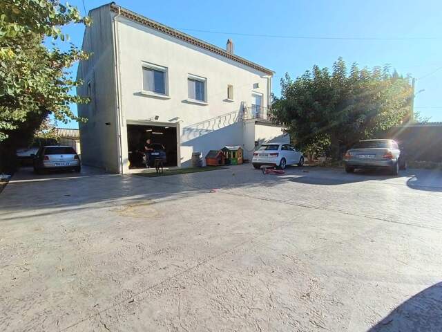 À Vendre : Garage piscine cuisine d'été extérieur de plus de 1100 m² + F3 — photo du bien