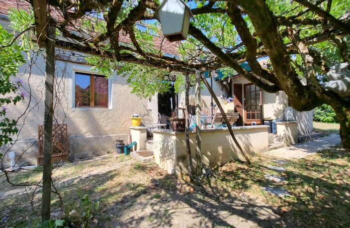 24140 Eyraud Crempse Maurens Maison ancienne en pierres  et petite grange sur parcelle de 3093 m² — photo 2