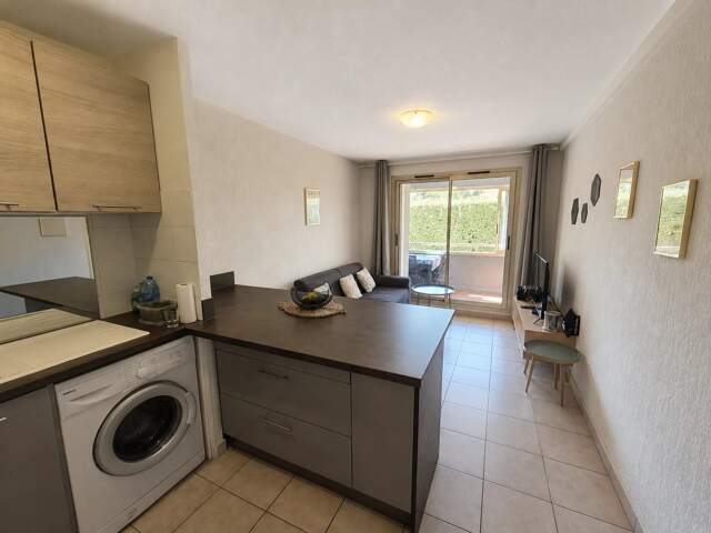 Appartement T2 avec balcon, cave et piscine — photo du bien