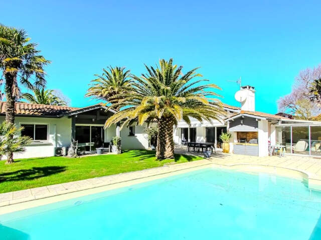BIARRITZ SUD  A PROXIMITE DU GOLF D'ILBARRITZ  ET DES PLAGES TRES BELLE MAISON DE PLAIN PIED PISCINE - TERRASSE ? JARDIN ? VERANDA — photo du bien