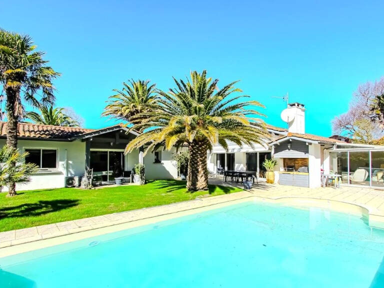 BIARRITZ SUD  A PROXIMITE DU GOLF D'ILBARRITZ  ET DES PLAGES TRES BELLE MAISON DE PLAIN PIED PISCINE - TERRASSE ? JARDIN ? VERANDA — photo 1