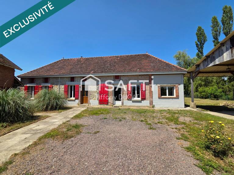 Maison trois chambres avec granges bordée d'un cour d'eau. — photo 1