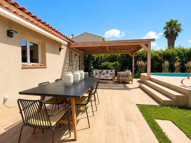 Fréjus  Villa contemporaine de 100 m² avec piscine, vendue meublée — photo du bien