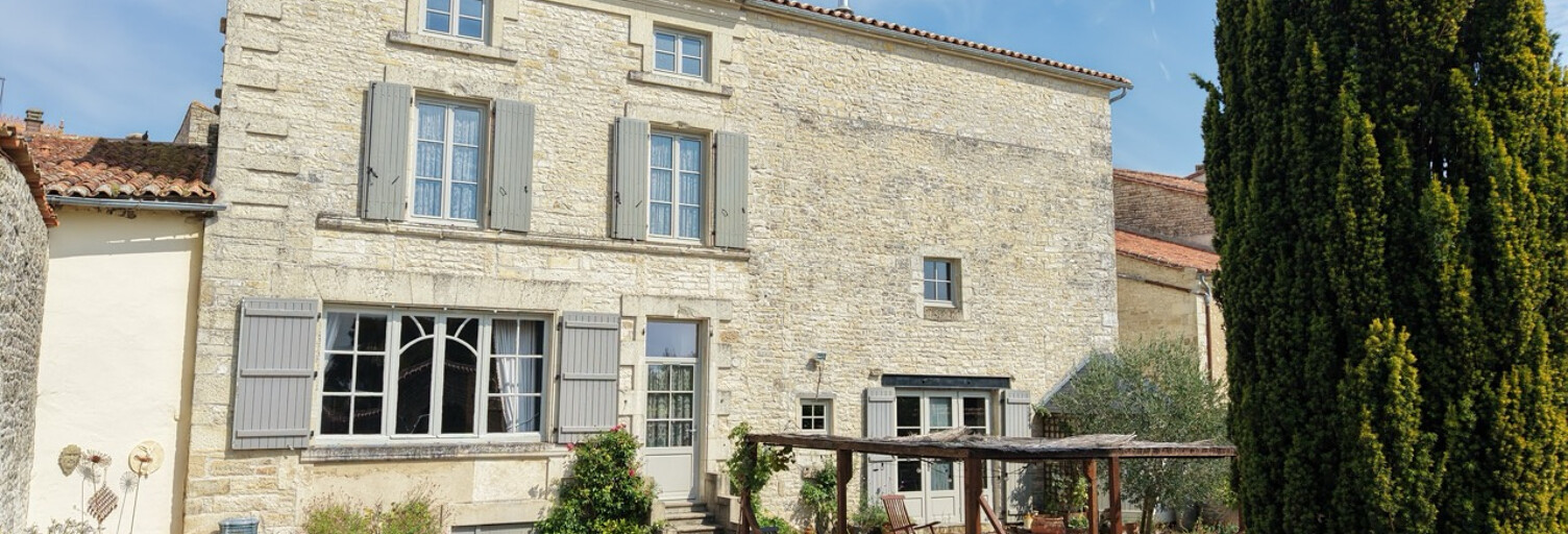 Maison 10 Pièces 486 m² à vendre à Tusson (16140)