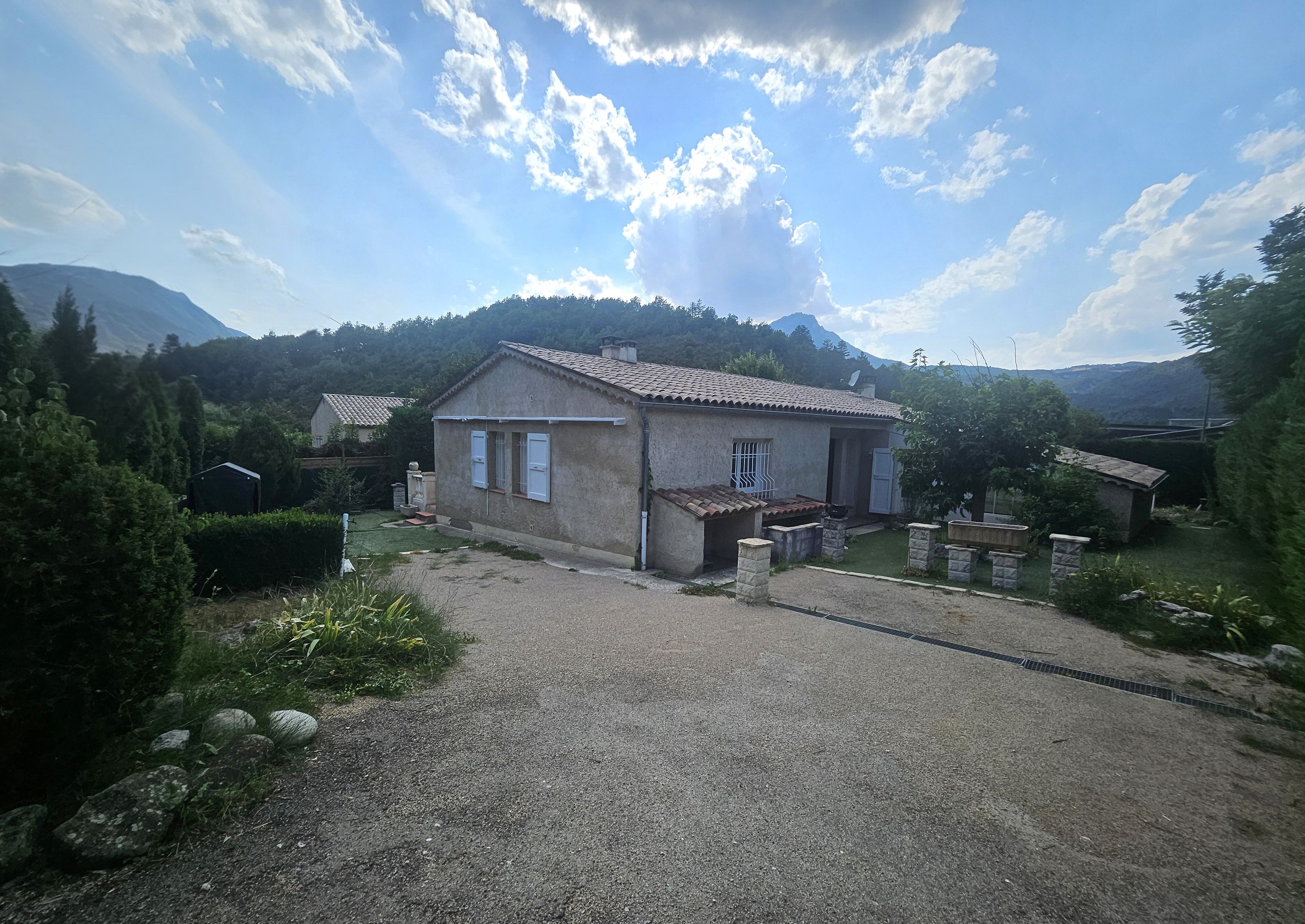 Villa de plain-pied sur terrain plat clôturé avec vue panoramique sur les montagnes – Quartier résidentiel