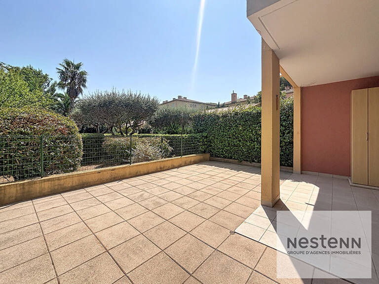 Frejus - T2 - en rez-de-jardin - rénové -  grande terrasse - au calme - commerces - cave - parking — photo 1