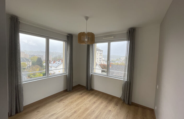 RODEZ : T2 AVEC TERRASSE ET PARKING — photo 3