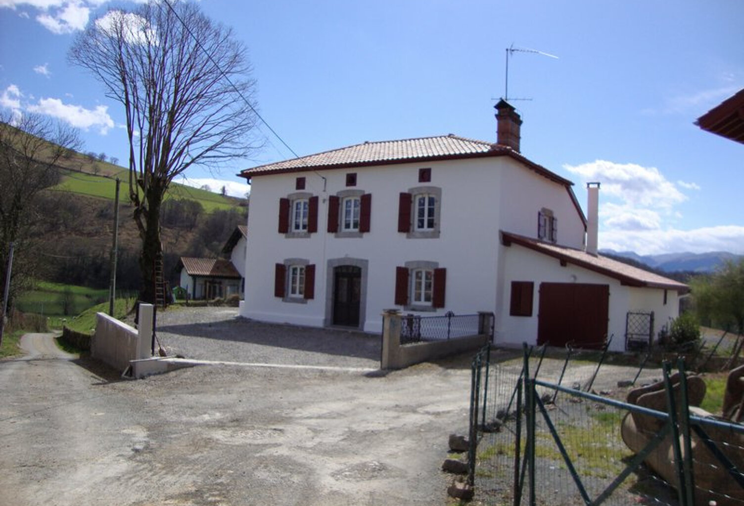 A Lacarre, maison T6 avec garage et jardin. — photo 1