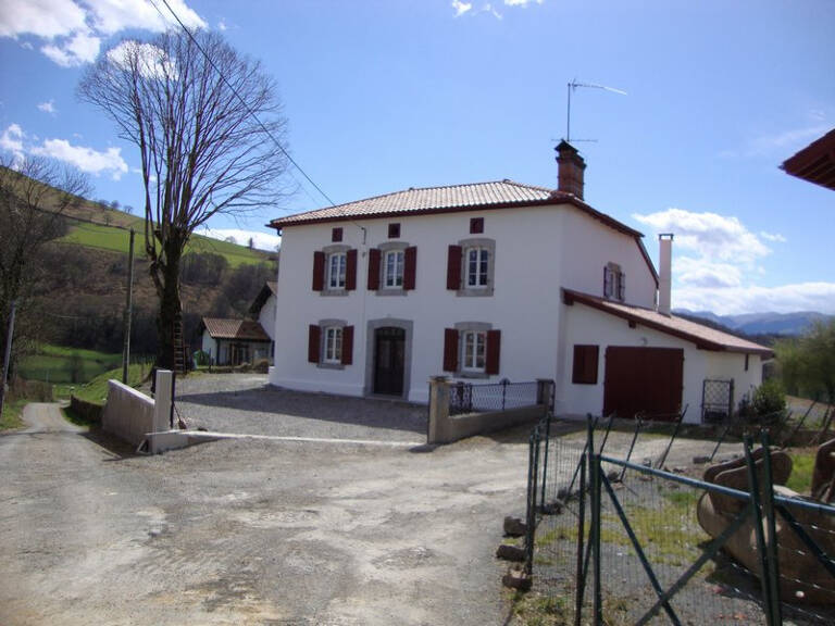 A Lacarre, maison T6 avec garage et jardin. — photo 1