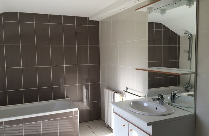 A Lacarre, maison T6 avec garage et jardin. — photo 3