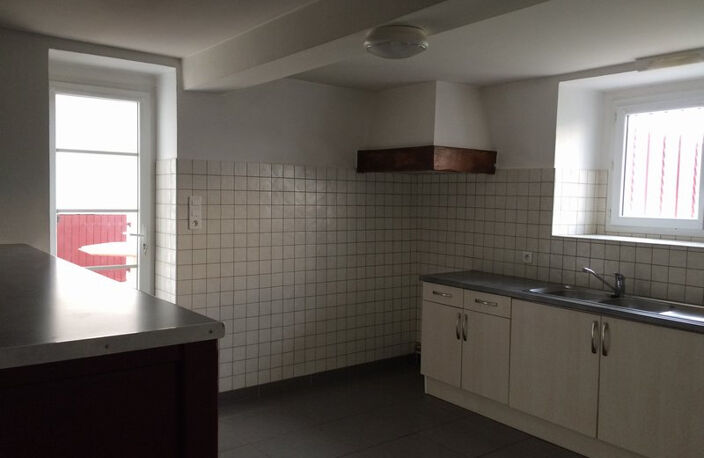A Lacarre, maison T6 avec garage et jardin. — photo 4