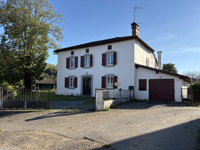 À Lacarre, maison T6 avec garage et jardin. — photo du bien