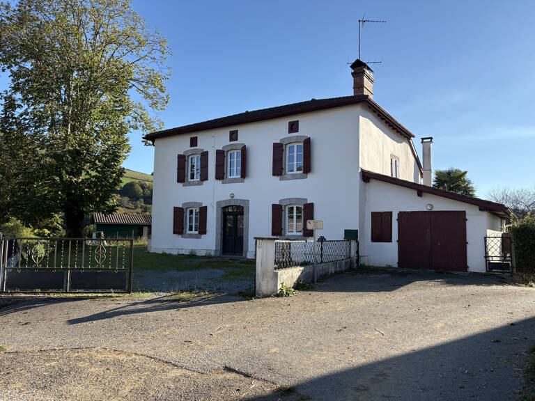 À Lacarre, maison T6 avec garage et jardin. — photo 1