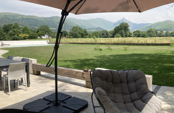 Rénovation d'architecte et vue montagnes dans un cadre reposant — photo 3