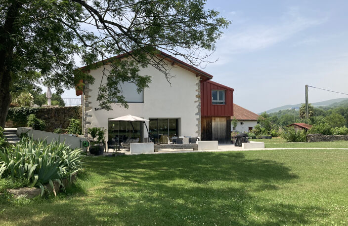 Rénovation d'architecte et vue montagnes dans un cadre reposant — photo 4